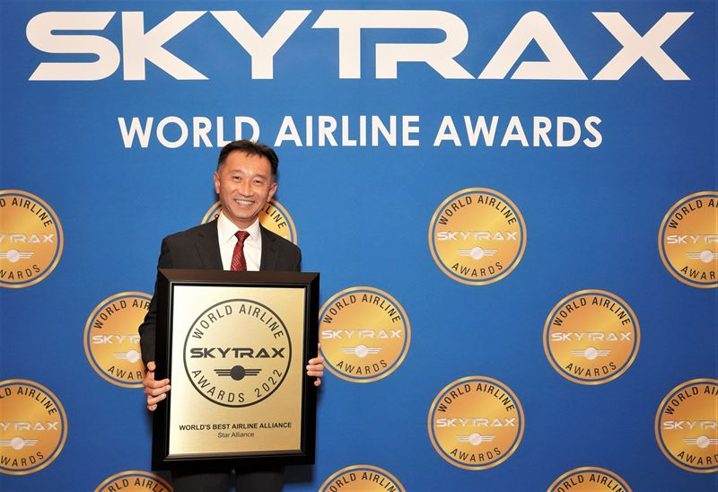 CEO Jeffrey Goh receiving the World Airline Award 2022 (002).JPG