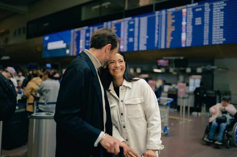 airport-departure-couple-sas.jpg