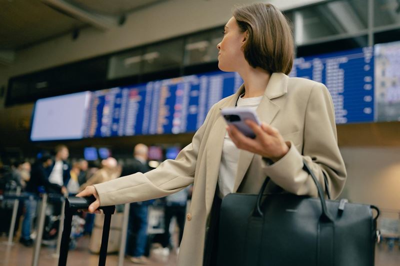 airport-departure-business-woman-sas.jpg