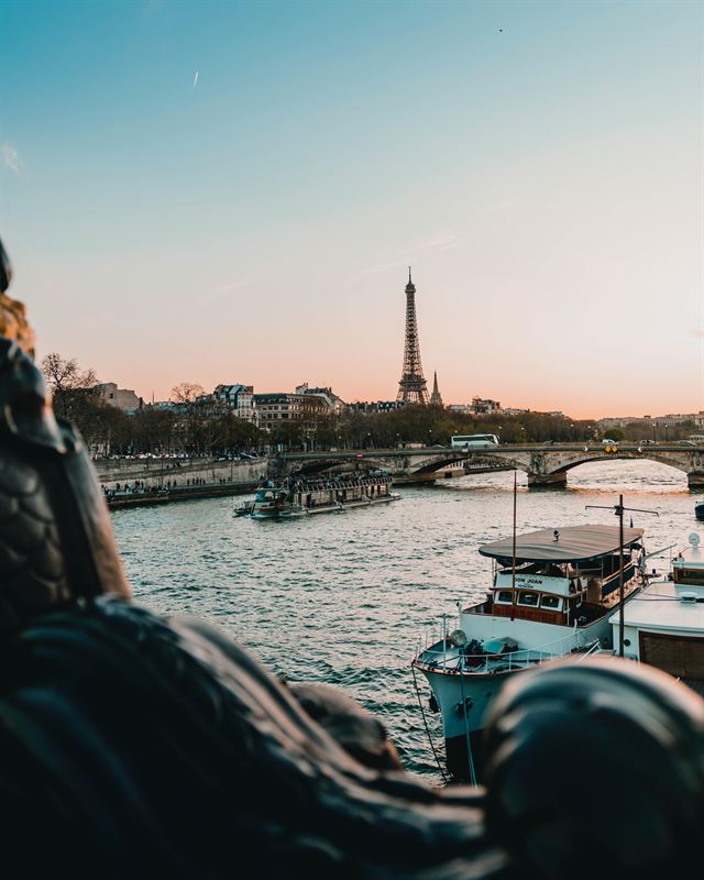 france-paris-cdg-sunset-seine-eiffel-tower-sas.jpg