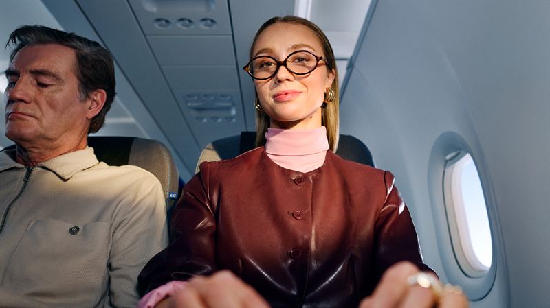 Starlink 3840x2160 Business woman.jpg