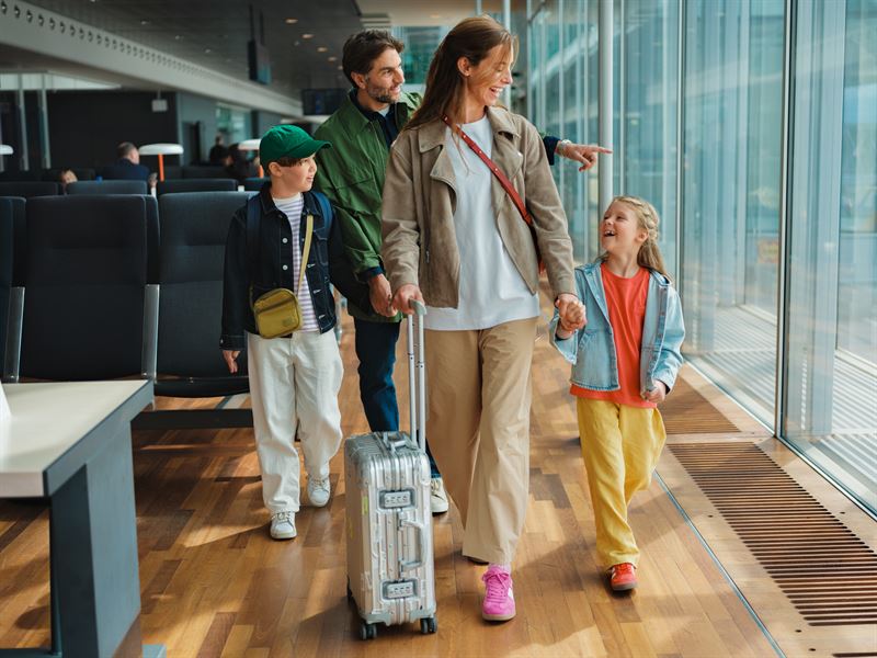 airport-family-traveling-sas.jpeg